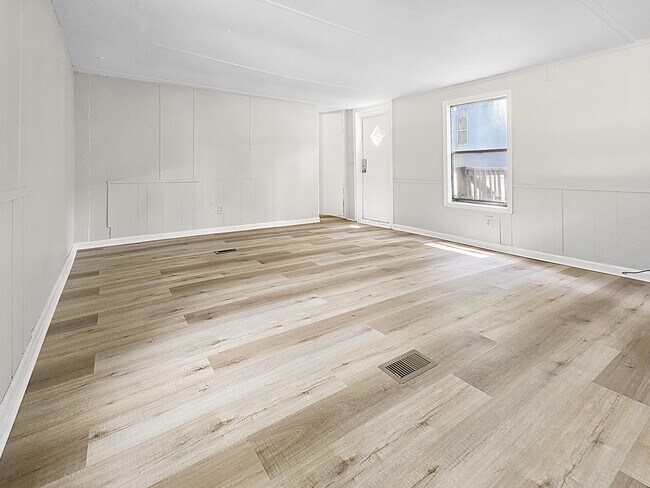 Foto del edificio - 412 McElhaney Rd
