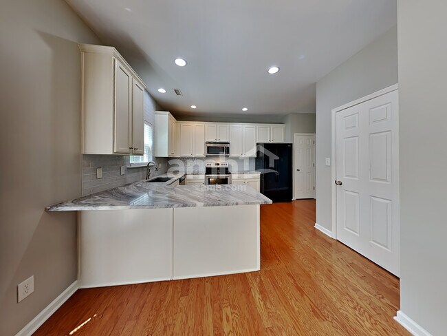Building Photo - 1525 Essexwood Dr