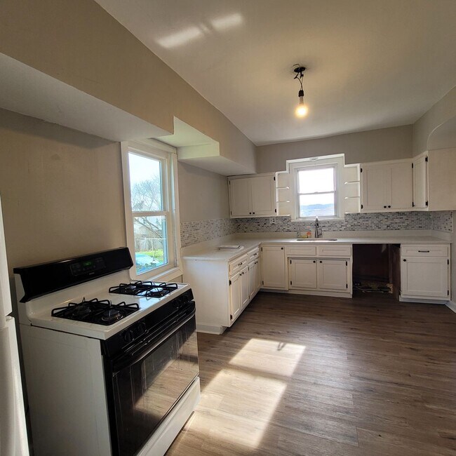 Building Photo - Huge 3 Bedroom Home in Washington Pa