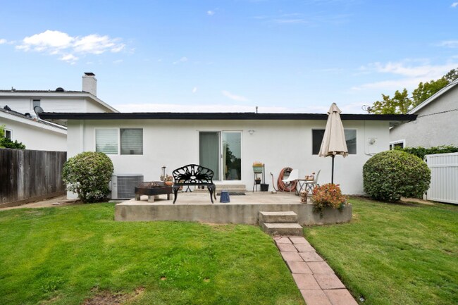 Foto del edificio - 421 Tustin Ave