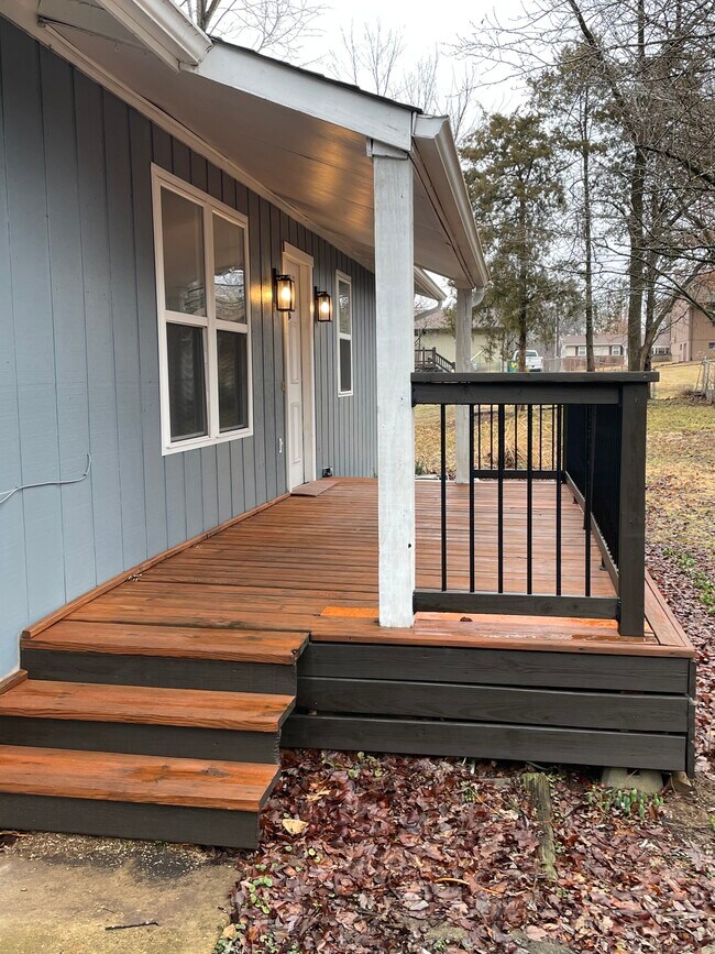 Porche delantero cubierto - 6647 Kenny Lane