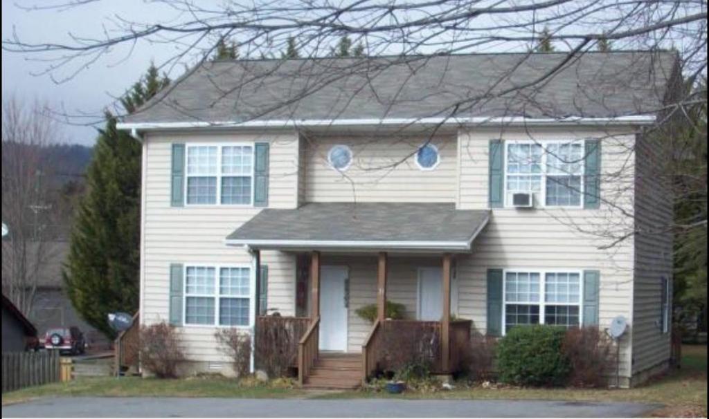 Primary Photo - 19 Yongue St