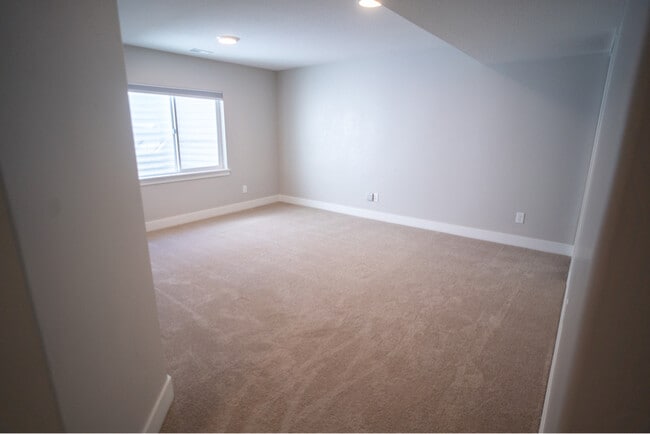 Building Photo - 1365 N 3740 W