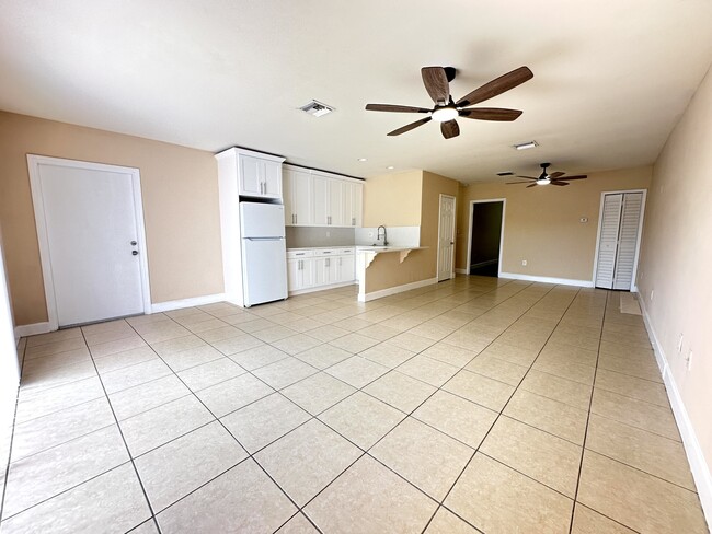 Foto del edificio - 8110 Lake San Carlos Cir