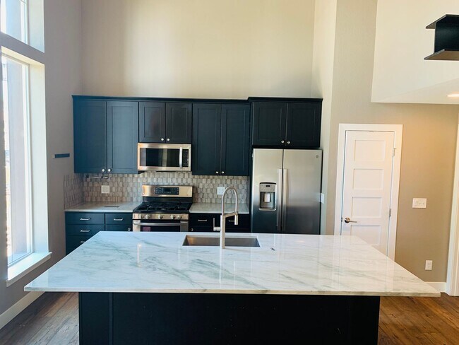 Foto del edificio - Stunning Luxury Home in Sunnyside