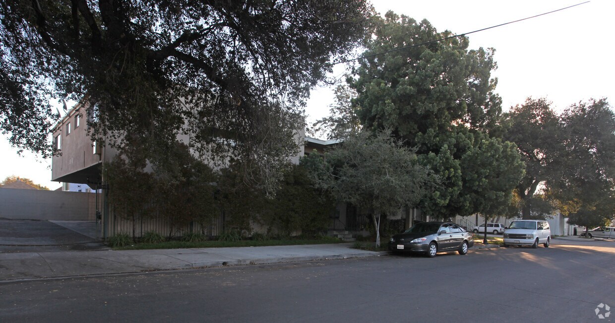 Foto del edificio - 223 N Avenue 58