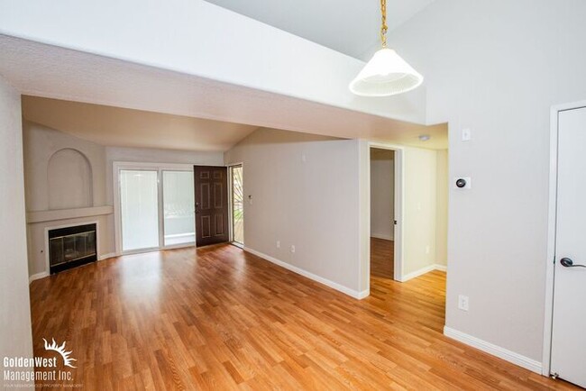 Building Photo - Beautifully updated 2Bdm 2Ba condo in the ...