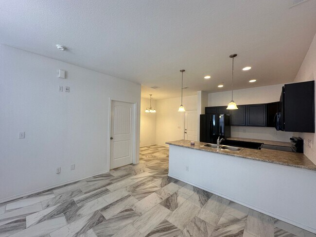 Foto del edificio - 2 Bed 3 Bath Townhouse with 2 Car Attached...