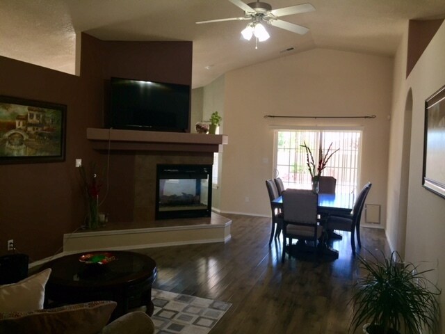 Building Photo - 3 Bedroom, 2 Bathroom Home near Unser & La...