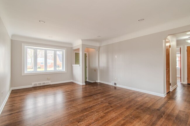 Foto del edificio - Charming 3-Bed, 2-Bath Brick Ranch in Saint Clair Shores – Move-In Ready!