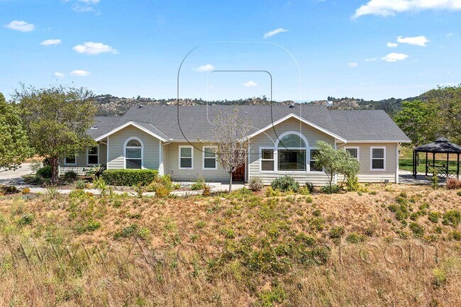 Foto del edificio - Designer Single-Story Home with Gourmet Kitchen & Mountain Views