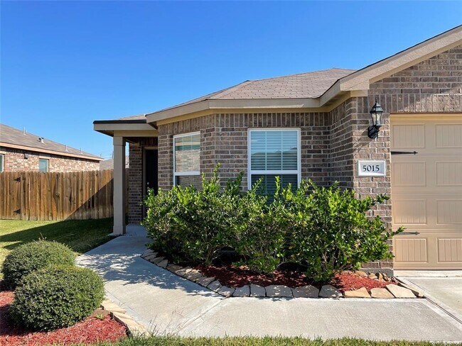 Foto del edificio - 5015 Jagged Cliff Ln