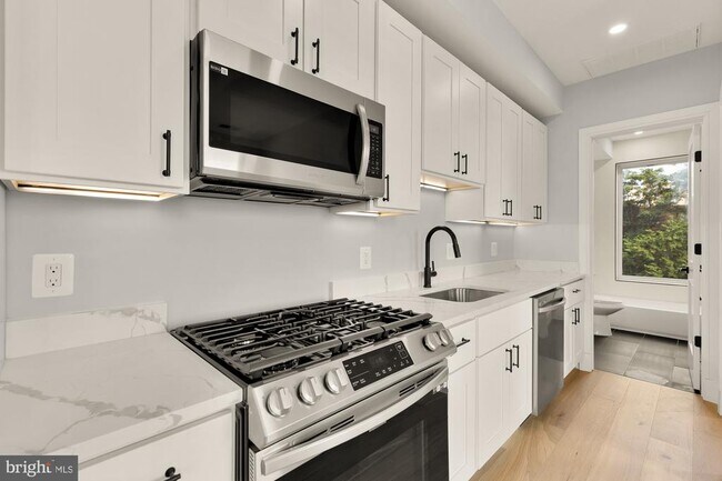 Foto del edificio - 3215 Mt Pleasant St NW