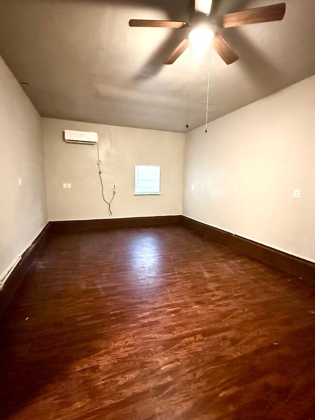 Building Photo - Freshly Painted 4 Bedroom Bungalow/ Vouche...