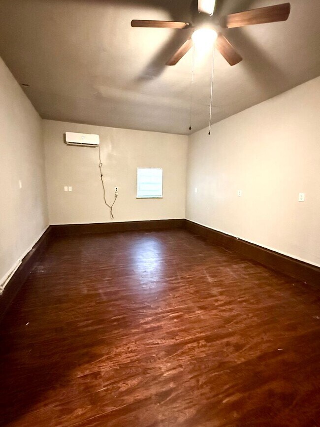 Foto del edificio - Freshly Painted 4 Bedroom Bungalow/ Vouche...