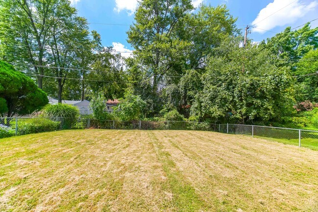 Foto del edificio - 4871 Glenburn Ave