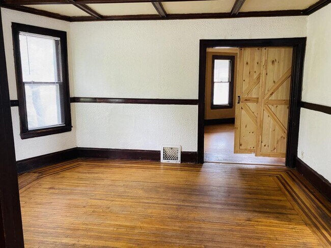 Building Photo - 2103 23rd Ave N (Lower Duplex)