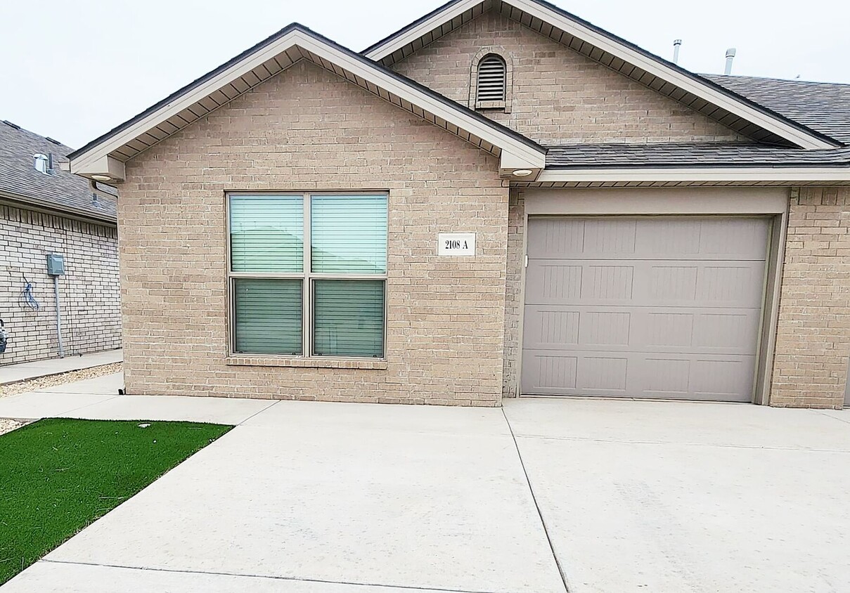 Foto principal - Beautiful 3 bed 2 bath!