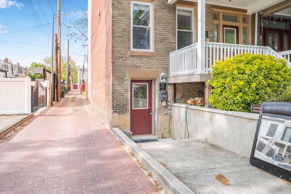 Foto principal - Stunning 2 BR/2.5 BA 2-Level Condo in Petw...