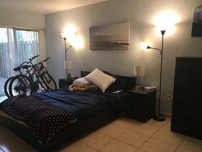 Foto del edificio - 6884 N Kendall Dr