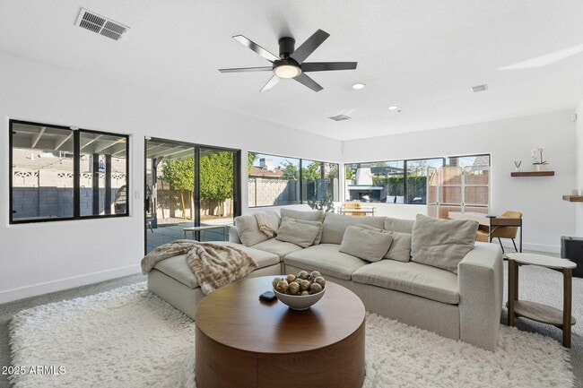 Building Photo - 8614 E Jackrabbit Rd