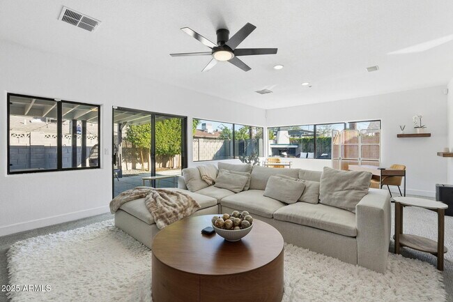 Foto del edificio - 8614 E Jackrabbit Rd