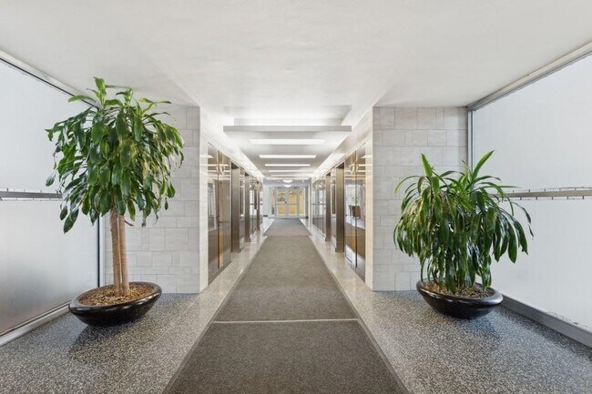 Foto del edificio - 6040 JFK Blvd E