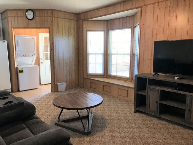 Building Photo - Modern Living in Country Setting