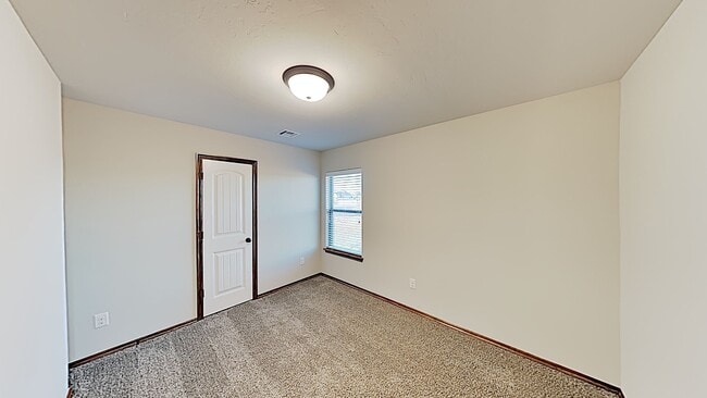 Building Photo - Very Nice 4 Bedroom 2 Bath Home in Mustang...