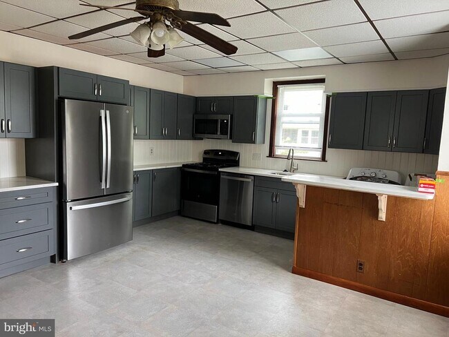 Building Photo - 19 Lowrys Ln
