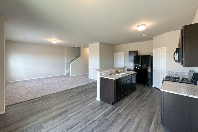 Building Photo - Gorgeous 3 Bed 2.5 Bath 2 Story Home in No...