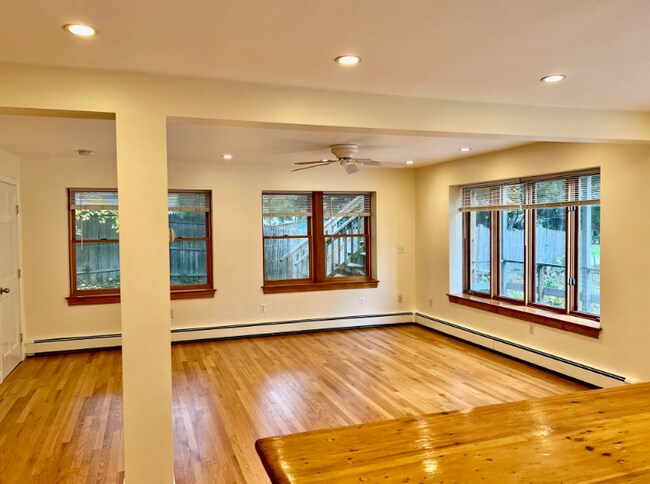 Foto del edificio - 46 Auburndale Ave