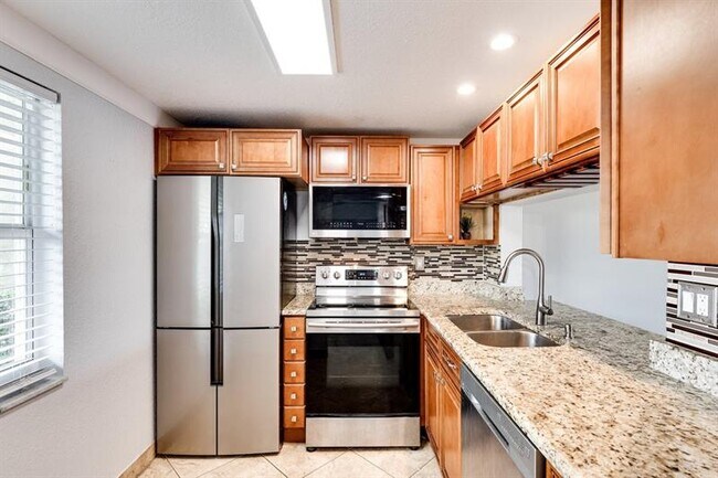 Foto del edificio - 9080 Lime Bay Blvd