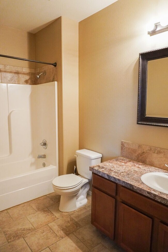 Foto del edificio - 3-Bed Duplex w Garage + Fenced Yard
