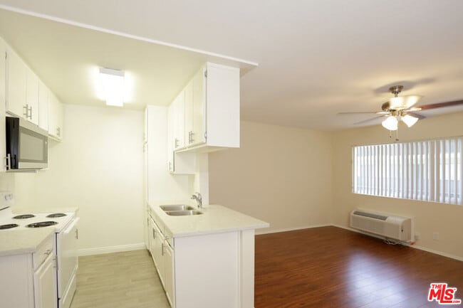 Building Photo - 536 S Manhattan Pl