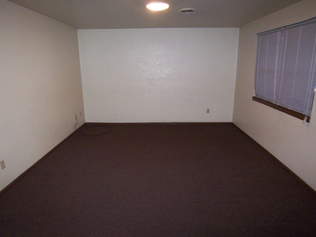 Building Photo - Very Convenient 1 Bedroom Apartment