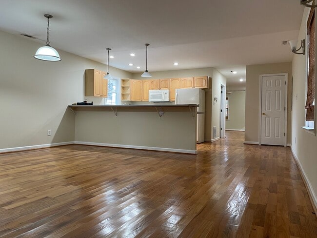 Photo - 685 Garibaldi St SW House