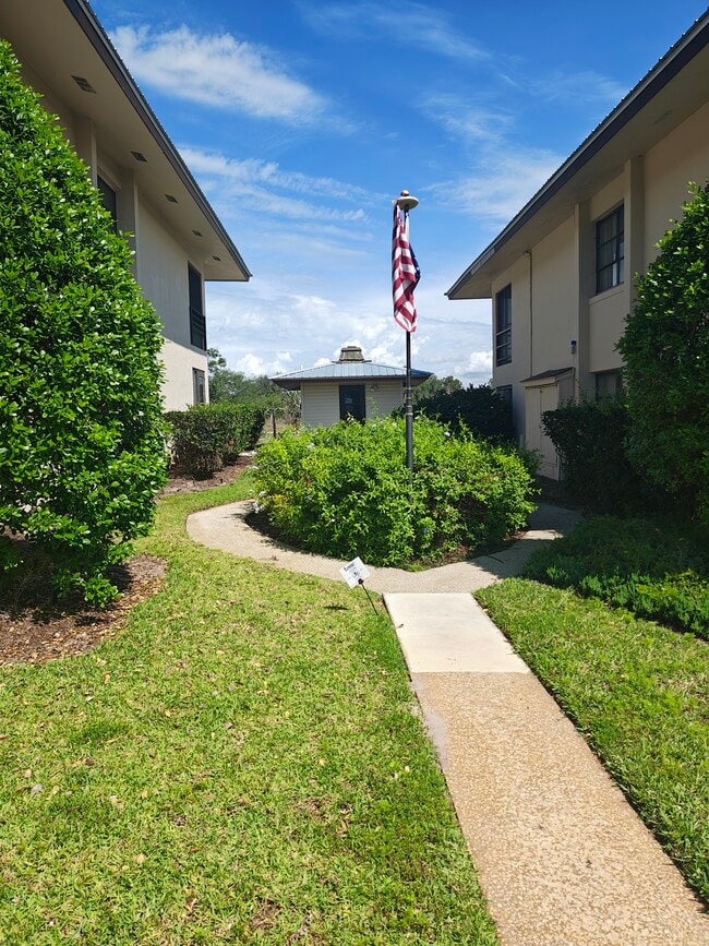 Pathway Between Buildings - 116 Fairway Ct