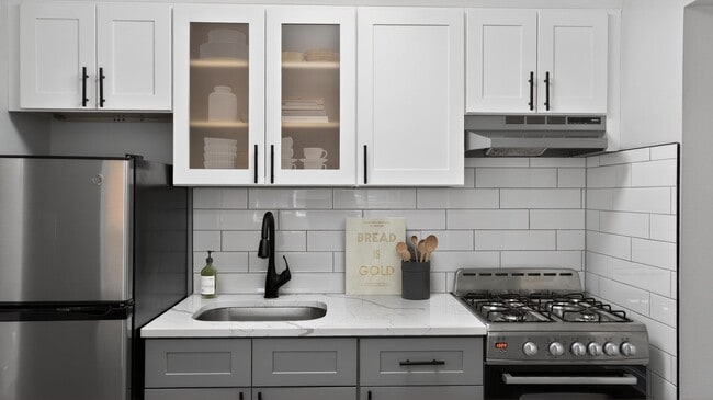 Mejora tu estilo de vida en Eagle Rock Apartments en Mineola. Nuestras modernas cocinas cuentan con elegantes gabinetes y acabados de primera calidad, ideales para los amantes de la cocina. Disfruta de comodidad y funcionalidad: ¡programa tu visita hoy mismo para comprobarlo! - Eagle Rock Apartments at Mineola