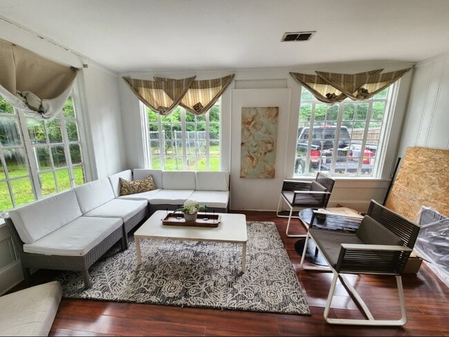 Building Photo - 159 Lister St