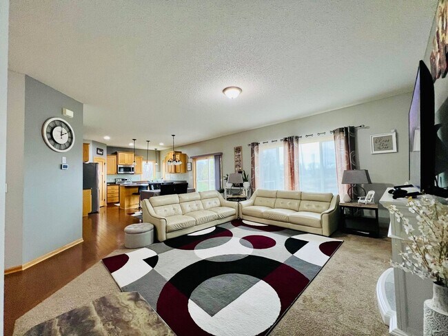 Foto del edificio - Elegant and Spacious 4BR House for rent in Blaine