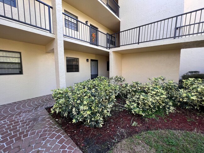 Foto del edificio - 2050 Oleander Blvd