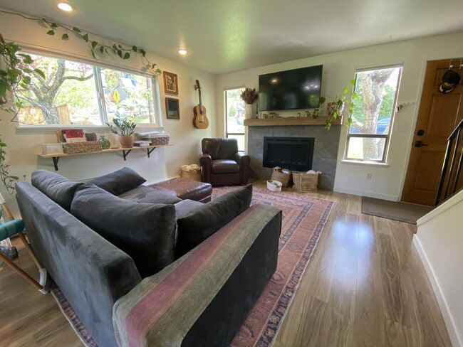 Building Photo - Spacious 2-Bedroom Townhome in Fairhaven with Spacious Fenced Yard