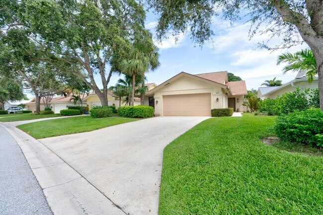 Building Photo - 223 E River Park Dr