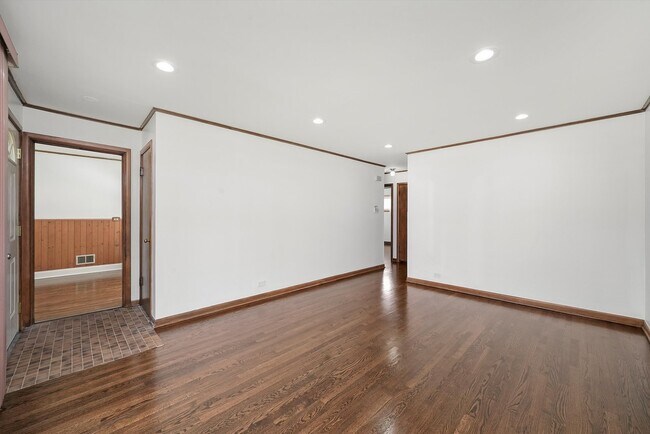 Building Photo - 5833 S Mulligan Ave