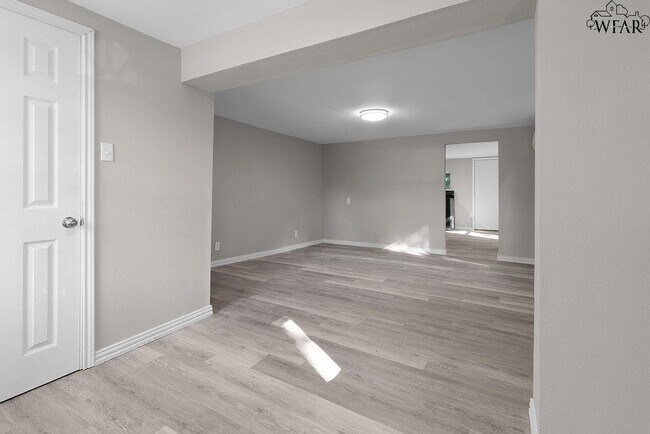 Foto del edificio - 412 E 1st St
