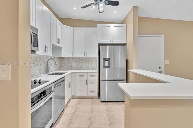 Foto del edificio - 9487 W McNab Rd