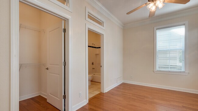 Dormitorio principal con vistas al baño y al vestidor. - 536 E Gwinnett St