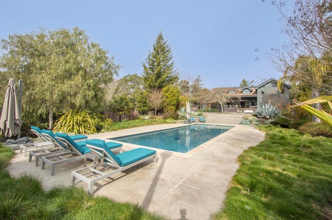 Building Photo - Fabulous gated 5bd/3.5ba San Anselmo Home