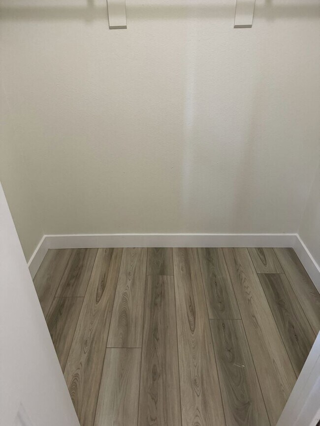 Foto del edificio - 4417 E Ogden Ave